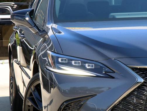 2023 Lexus ES 300h F SPORT Handling