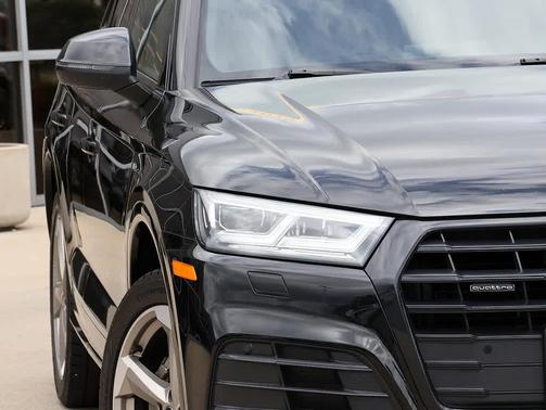 Mythos Black Metallic 2020 Audi Q5 45 Titanium Premium