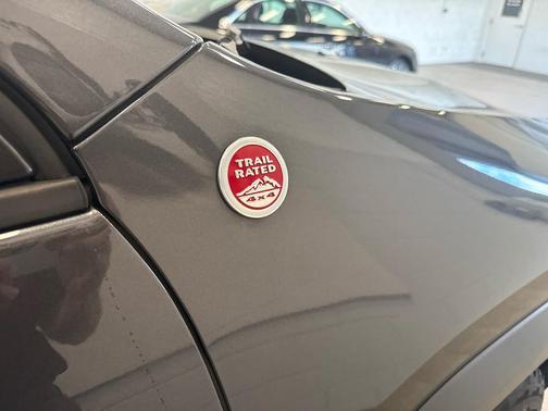 Granite Crystal Metallic Clearcoat 2016 Jeep Cherokee Trailhawk
