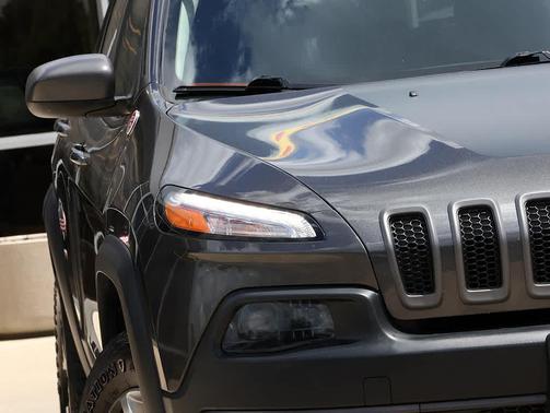 Granite Crystal Metallic Clearcoat 2016 Jeep Cherokee Trailhawk