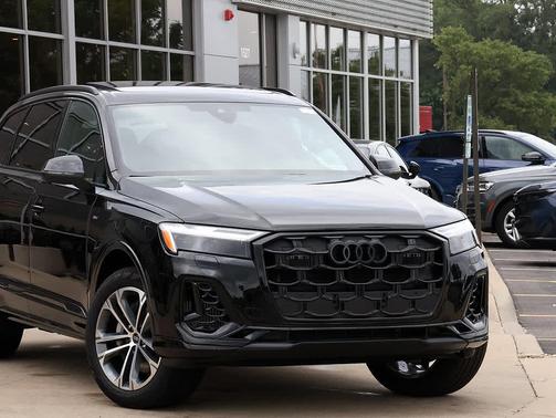 MYTHOS BLACK 2026 Audi Q7 55 Premium