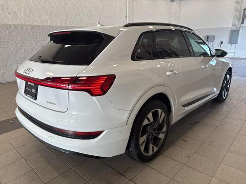 2022 Audi e-tron Premium