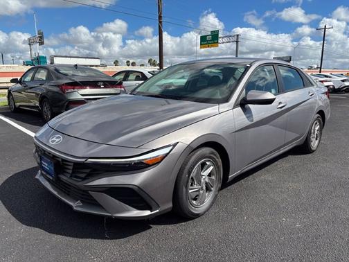 Gray 2025 Hyundai ELANTRA SE