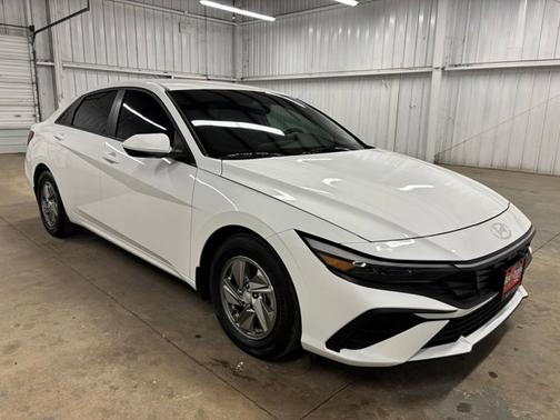 White 2025 Hyundai ELANTRA SE