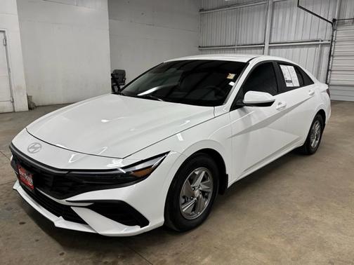 White 2025 Hyundai ELANTRA SE