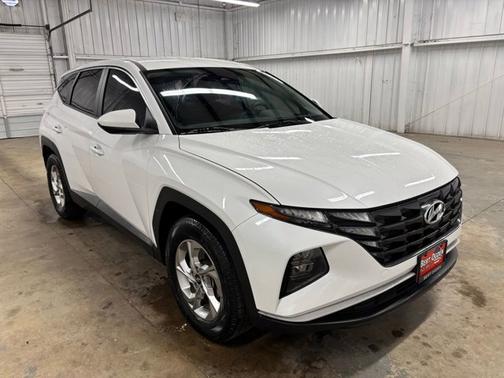 White 2022 Hyundai TUCSON SE
