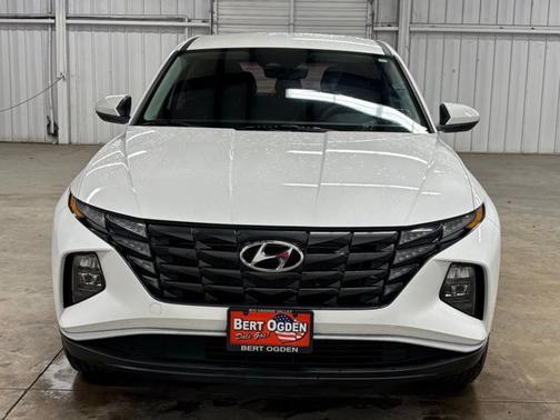 White 2022 Hyundai TUCSON SE