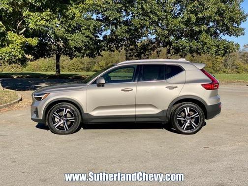 2023 Volvo XC40 B5 Plus Bright Theme