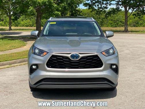 Celestial Silver Metallic 2024 Toyota Highlander Hybrid XLE