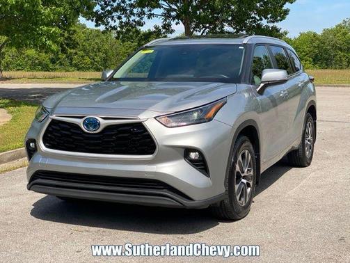 Celestial Silver Metallic 2024 Toyota Highlander Hybrid XLE