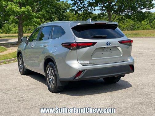 Celestial Silver Metallic 2024 Toyota Highlander Hybrid XLE
