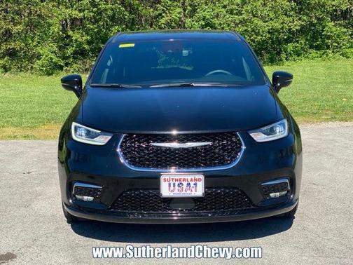 Diamond Black Crystal Pearlcoat 2025 Chrysler Pacifica L