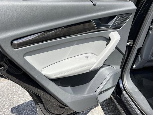 Brilliant Black 2019 Audi Q5 2.0T Prestige