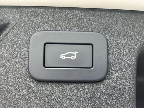 Fuji White 2024 Land Rover Discovery Sport Core S