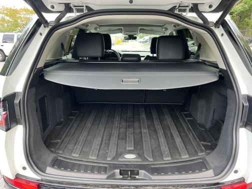 Fuji White 2024 Land Rover Discovery Sport Core S