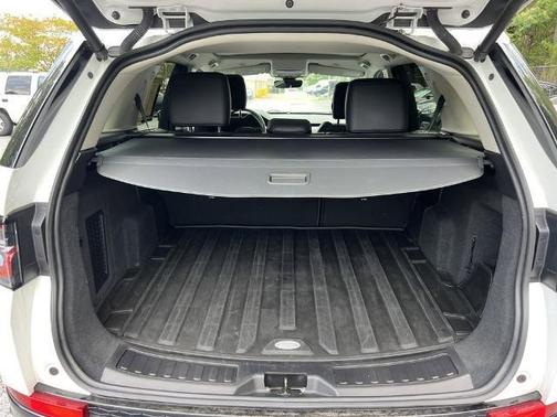 Fuji White 2024 Land Rover Discovery Sport Core S