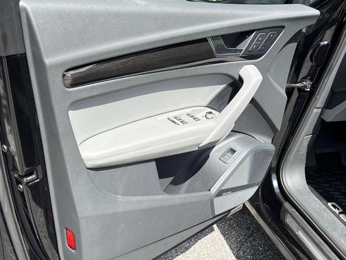 Brilliant Black 2019 Audi Q5 2.0T Prestige