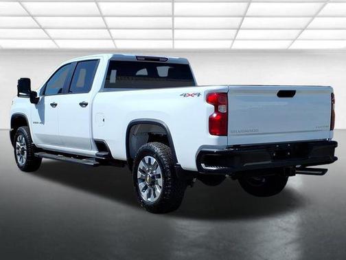 Summit White 2026 Chevrolet Silverado 2500 Custom