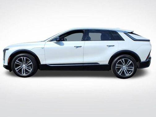 Crystal White Tricoat 2024 Cadillac LYRIQ Luxury