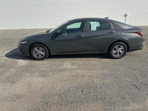 2024 Hyundai ELANTRA SE