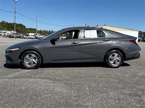 2024 Hyundai ELANTRA SE
