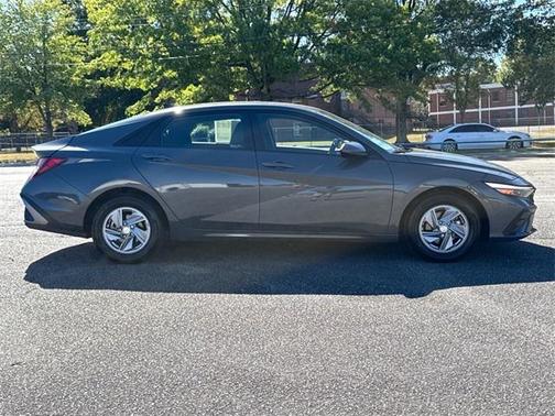 2024 Hyundai ELANTRA SE