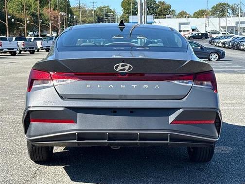2024 Hyundai ELANTRA SE