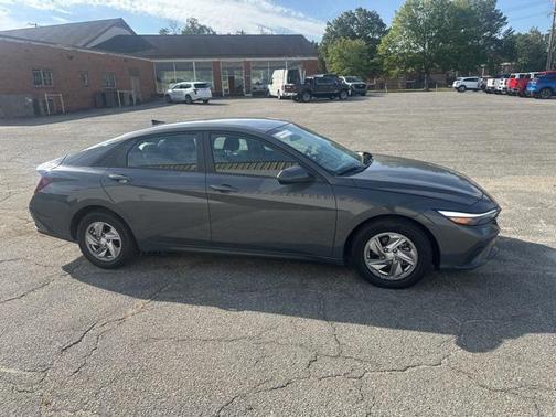 2024 Hyundai ELANTRA SE