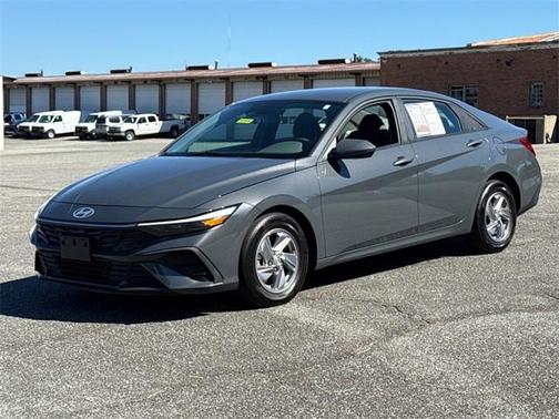 2024 Hyundai ELANTRA SE