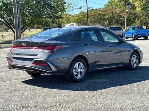2024 Hyundai ELANTRA SE