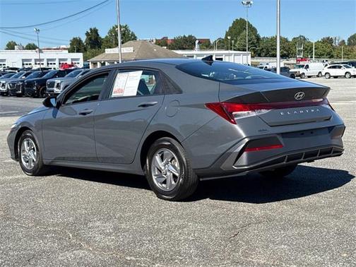 2024 Hyundai ELANTRA SE