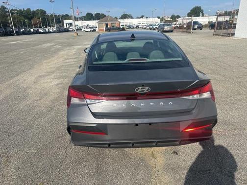 2024 Hyundai ELANTRA SE