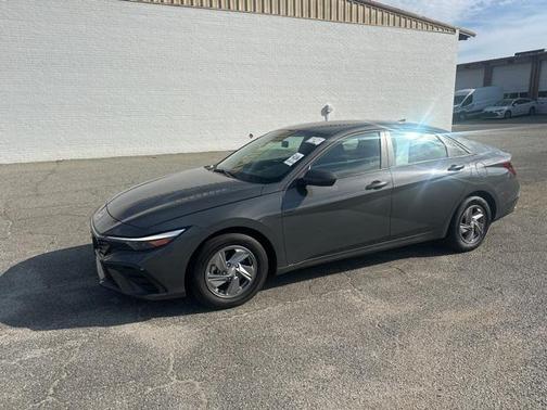 2024 Hyundai ELANTRA SE