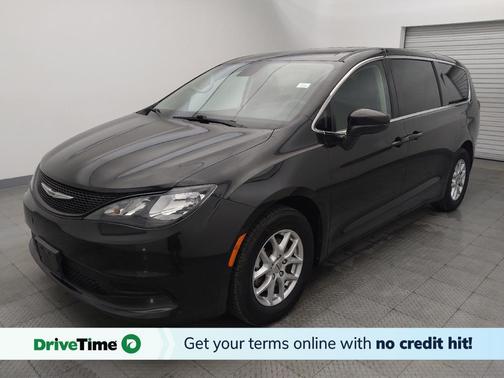 Brilliant Black Crystal Pearlcoat 2022 Chrysler Voyager LX