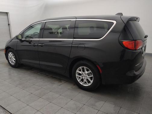 Brilliant Black Crystal Pearlcoat 2022 Chrysler Voyager LX