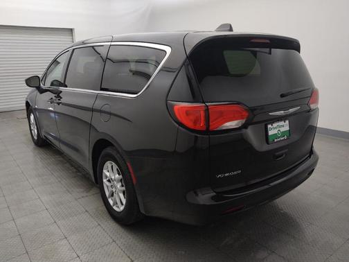 Brilliant Black Crystal Pearlcoat 2022 Chrysler Voyager LX