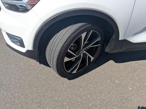 Crystal White Metallic 2021 Volvo XC40 T5 R-DESIGN