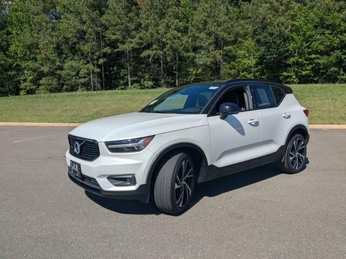 Crystal White Metallic 2021 Volvo XC40 T5 R-DESIGN
