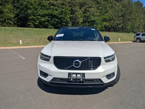 Crystal White Metallic 2021 Volvo XC40 T5 R-DESIGN