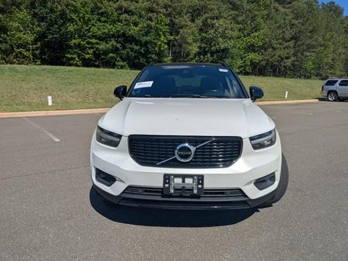 Crystal White Metallic 2021 Volvo XC40 T5 R-DESIGN