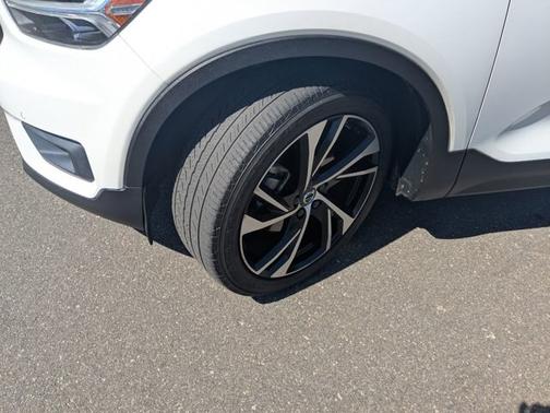 Crystal White Metallic 2021 Volvo XC40 T5 R-DESIGN