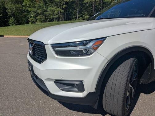Crystal White Metallic 2021 Volvo XC40 T5 R-DESIGN