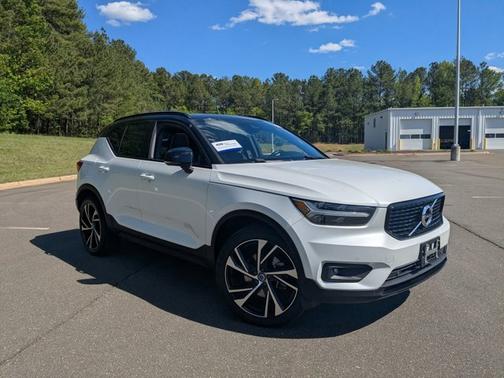 Crystal White Metallic 2021 Volvo XC40 T5 R-DESIGN
