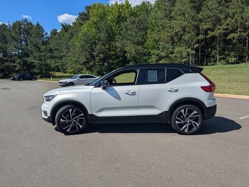 Crystal White Metallic 2021 Volvo XC40 T5 R-DESIGN