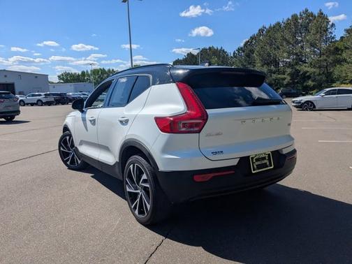 Crystal White Metallic 2021 Volvo XC40 T5 R-DESIGN