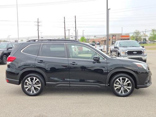 Crystal Black Silica 2024 Subaru Forester LIMITED