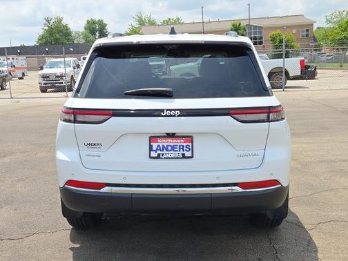 Bright White Clearcoat 2022 Jeep Grand Cherokee LIMITED