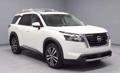 White 2024 Nissan Pathfinder Platinum