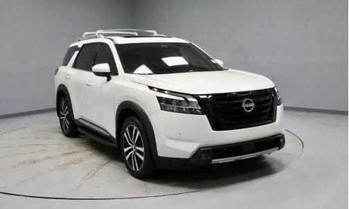 White 2024 Nissan Pathfinder Platinum