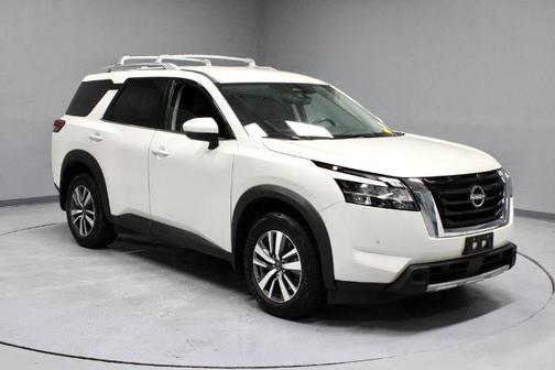 Pearl White Tri-Coat 2024 Nissan Pathfinder SL